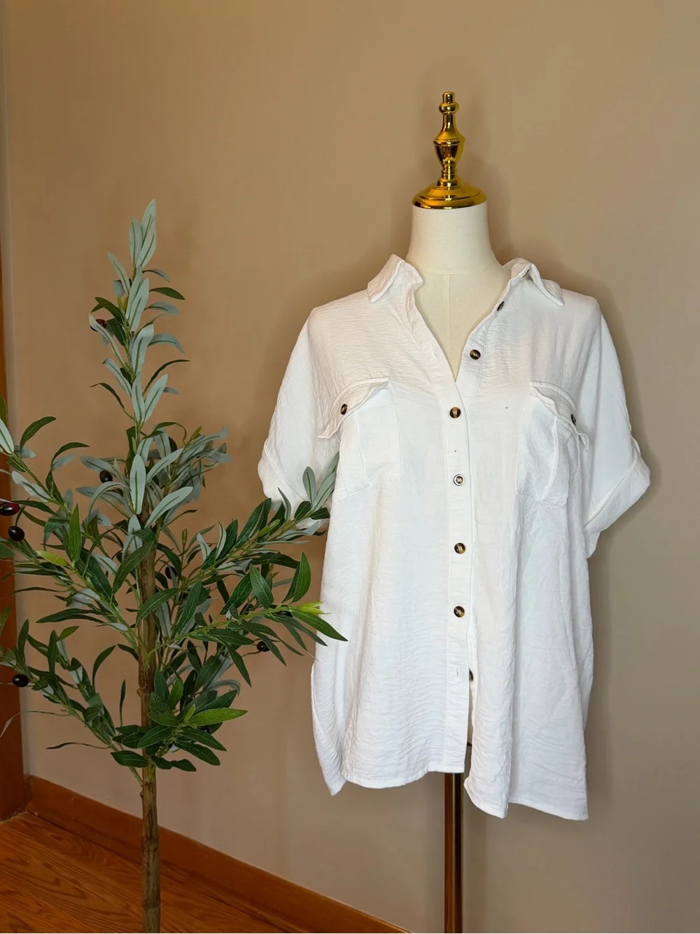 485. Magnolia Boutique White Button Front Utility Blouse Lightweight - Picture 2 of 3